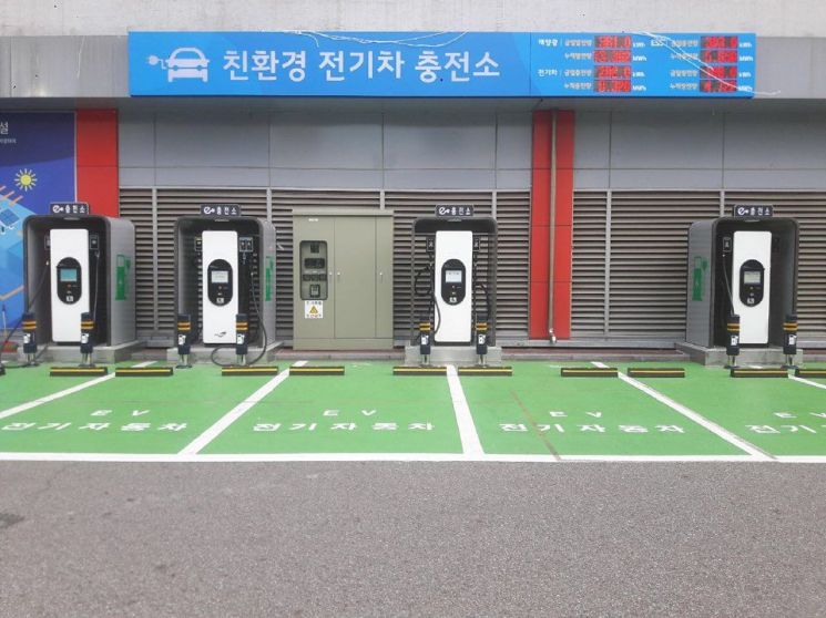 롯데마트, 유통업체 중 국내 첫 태양광 활용 전기차 충전소 운영