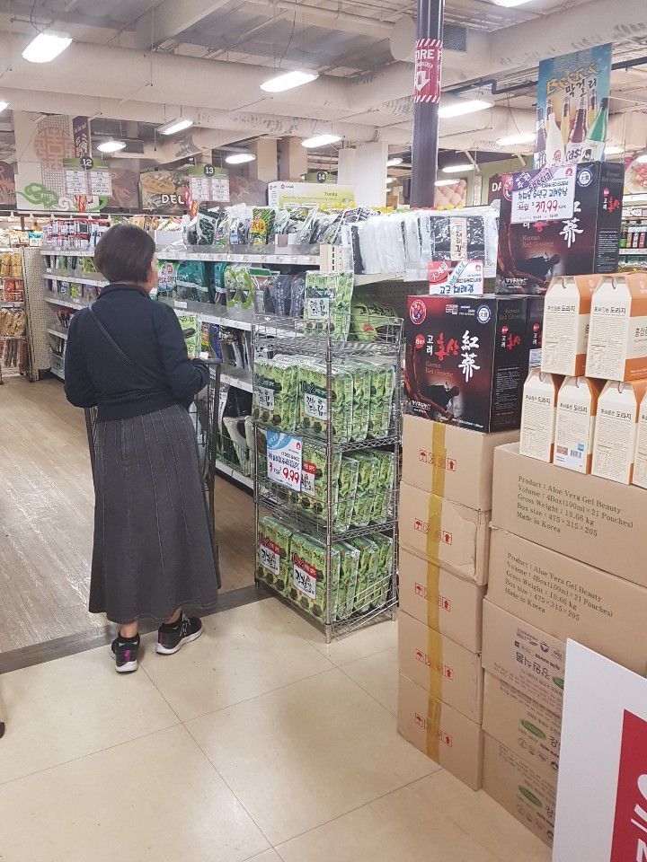플러튼의 한남체인에서 소비자가 한국 제품을 살펴보고 있는 모습. 이선애 기자 lsa@