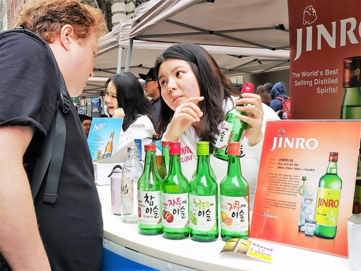 뉴욕 맨해튼에서 열린 한인축제에서 자두에이슬 등 하이트진로의 제품들을 소개하고 있는 모습.