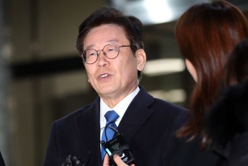 기소된 김경수·이재명, 나란히 ‘평당원’ 선언...민주당, 일단 감싸안기 