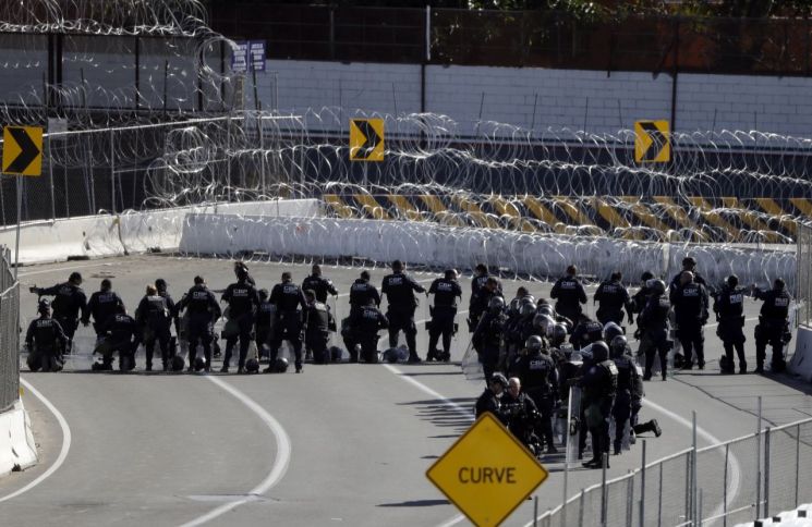 충돌 격화되는 美-이민자 행렬…美 최루가스·검문소 폐쇄 조치