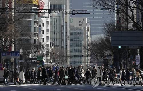 도쿄 번화가에서 행인들이 길을 건너는 모습. [AP=연합뉴스 자료사진]