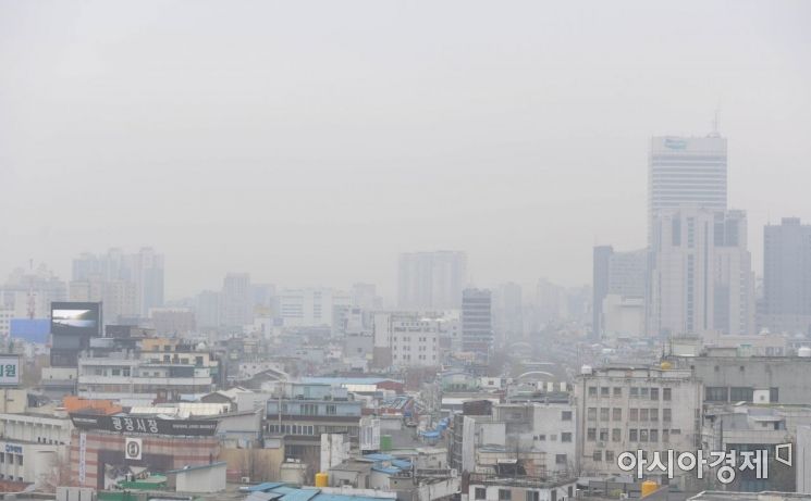 전국 대부분 지역에 초미세먼지가 기승을 부리고 있는 27일 서울 종로구 세운상가 옥상에서 바라본 도심이 뿌옇다. /문호남 기자 munonam@