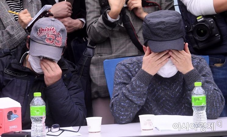 형제복지원 피해자들이 27일 서울 영등포구 여의도 이룸센터에서 문무일 검찰총장의 발언을 듣던 중 눈물을 흘리고 있다./김현민 기자 kimhyun81@