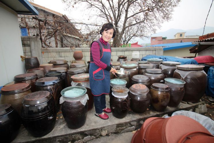 김순오 철원막국수 대표는 장독 20여개를 직접 관리하며 60년 전통의 맛을 유지했다.