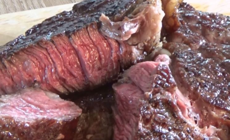 [과학을읽다]스테이크의 붉은 피가 맛있다고?