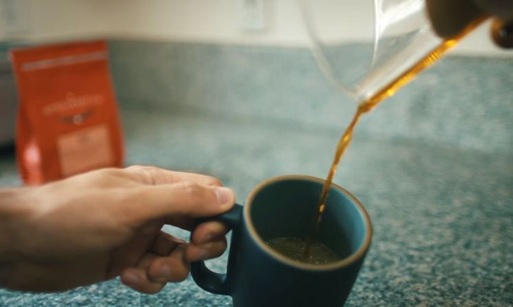 식품의약품안전처가 권장하는 성인 1명의 하루 카페인 섭취량은 400㎎이고, 1회 복용량은 200㎎입니다. 보통 커피잔으로 2잔 정도 분량입니다. [사진=유튜브 화면캡처]