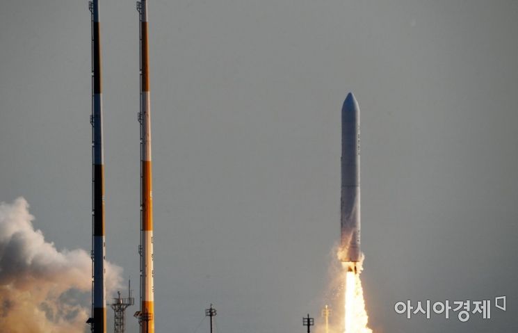 [포토] 누리호 발사체, '힘찬 첫 걸음'