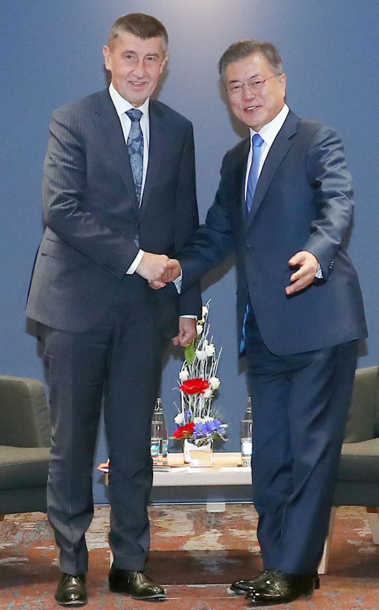 문재인 대통령과 안드레이 바비스 체코 총리가 28일 오후(현지시간) 체코 프라하 힐튼 호텔에서 열린 회담에서 악수하고 있다. 
사진=연합뉴스