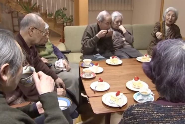 일본의 공동체 마을에서 함께 생활하는 노인들의 모습. [사진=유튜브 화면캡처]