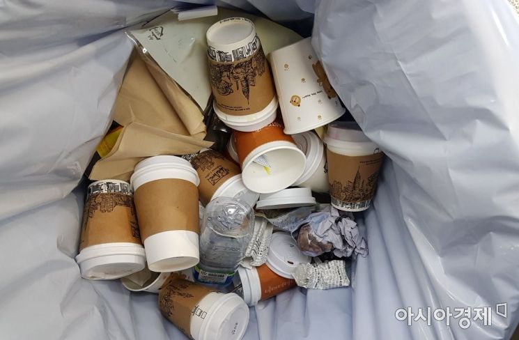 무더기로 버려지는 커피숍 종이컵…플라스틱컵 규제 1년의 명암(종합)
