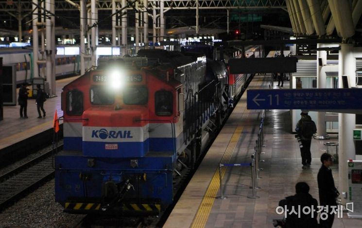 지난달 30일 새벽 서울역에 남북 철도 공동조사를 떠나기 위한 열차가 대기하고 있다. /사진공동취재단
