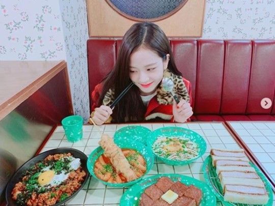 [#스타샷] 블랙핑크 제니, 음식 앞에서 상큼 미소…"먹방 요정"