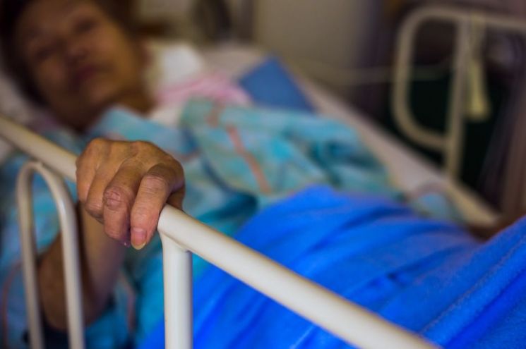 [신조어사전] 노노간병(老老看病) - 노인이 노인을 부양하는 시대의 그늘