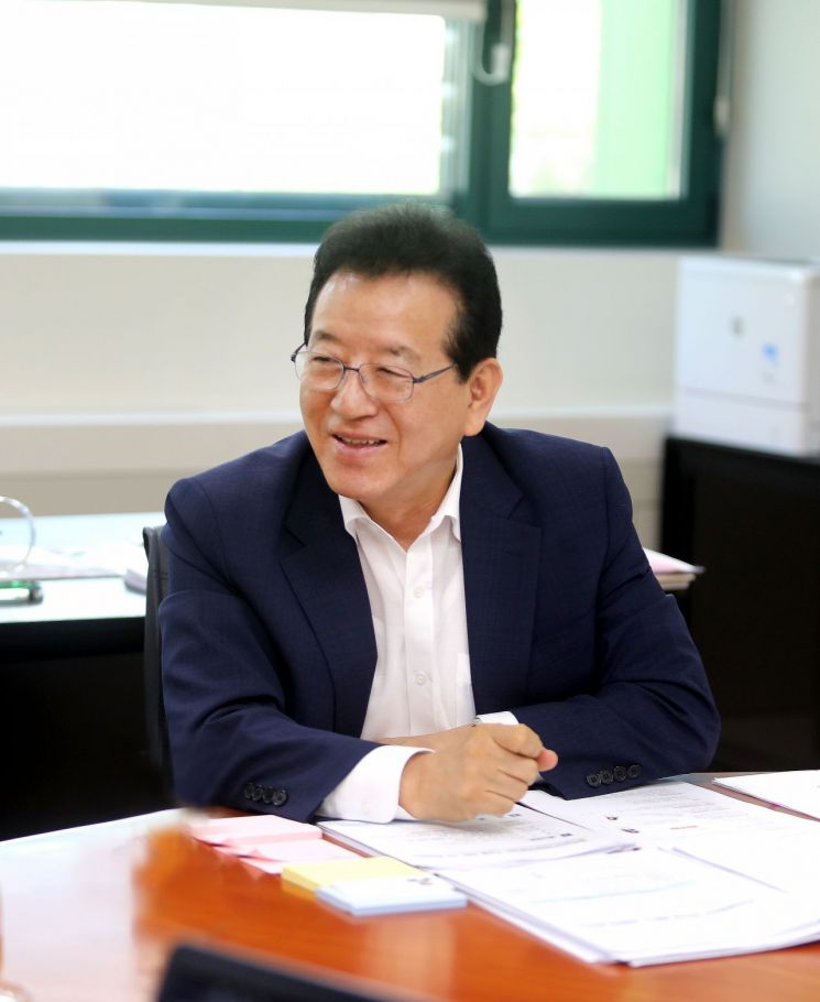 강남구 독거노인 200명에 AI스피커 무상지원