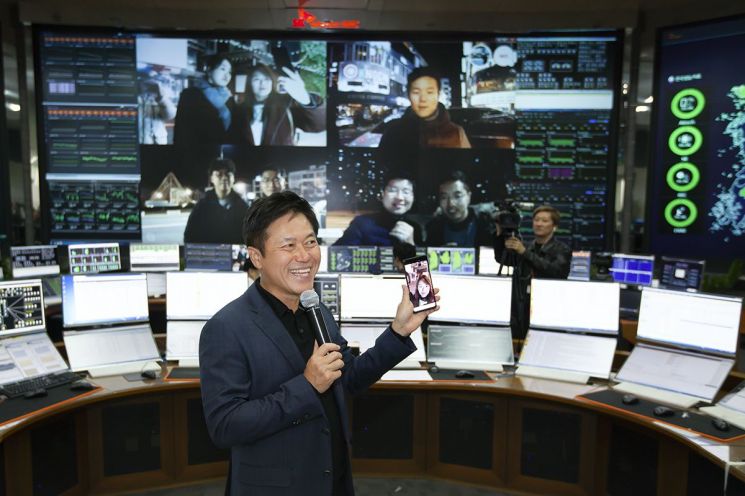 성남시 분당구 SK텔레콤 '네트워크 관리센터'에서 박정호 사장이 명동에 있는 직원과 삼성전자 5G 스마트폰으로 첫 영상통화를 하고 있는 모습.