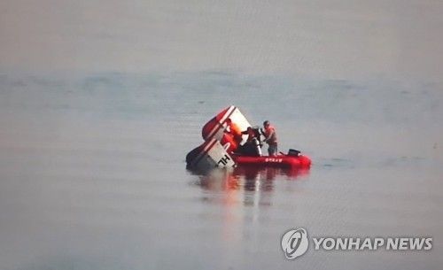 1일 오전 경기도 구리시 강동대교 인근 한강에 헬기가 추락해 1명이 숨지고 2명이 부상을 당했다. (사진=연합뉴스)