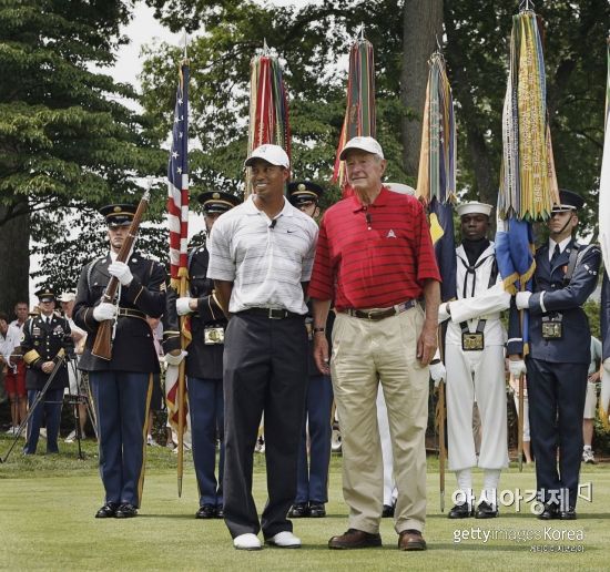 타이거 우즈(왼쪽)와 조지 H. W. 부시 전 미국 대통령이 2007년 AT&T내셔널 오프닝 세리머니 당시 기념촬영을 하고 있는 장면. Getty images/멀티비츠