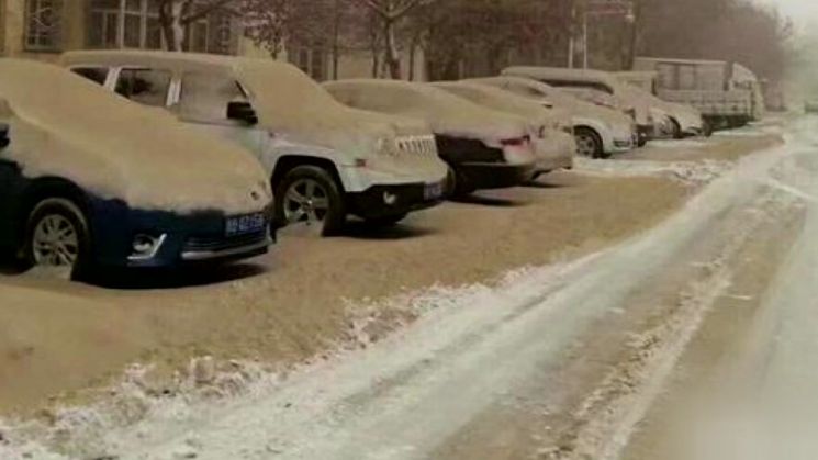중국 서부에 내린 ‘황사눈’, 혹시 우리나라에도 내릴까?