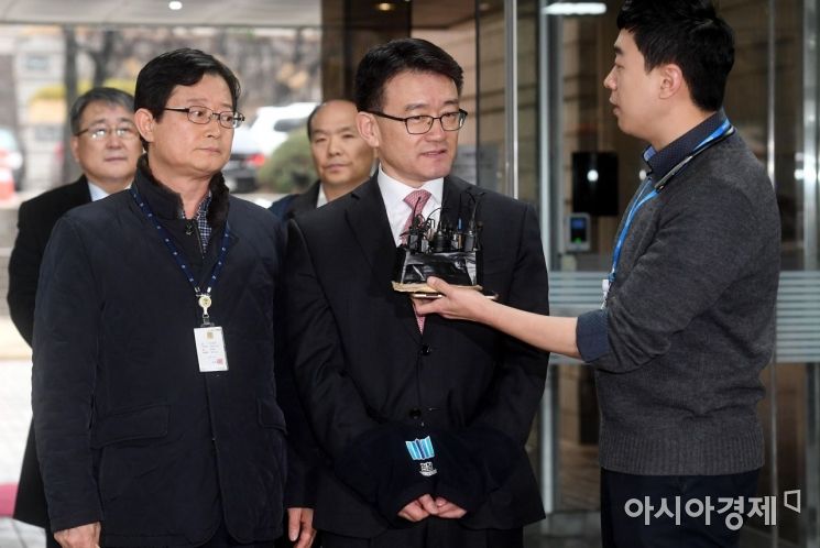 세월호 참사 당시 유가족에 대한 불법 사찰을 지시했다는 의혹을 받는 이재수 전 국군기무사령관이 지난 3일 구속 전 피의자심문(영장실질심사)을 받기 위해 서울중앙지방법원으로 들어서며 취재진의 질문에 답하고 있다./김현민 기자 kimhyun81@