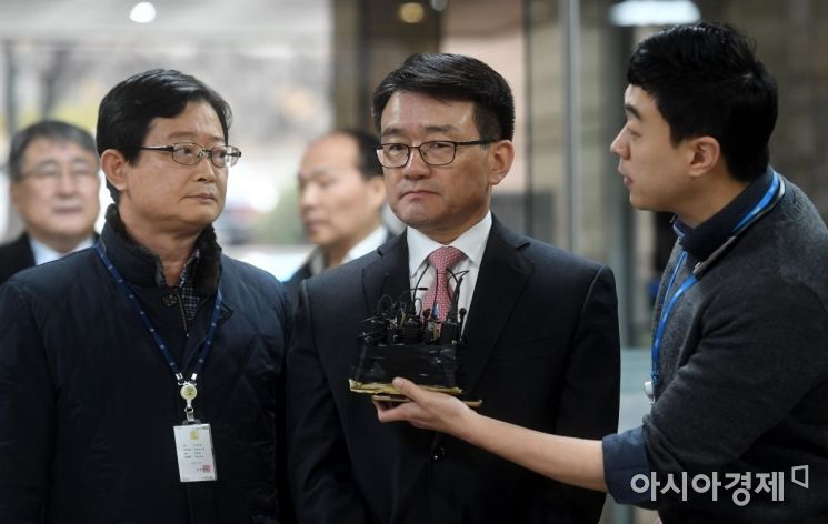 세월호 참사 당시 유가족에 대한 불법 사찰을 지시했다는 의혹을 받는 이재수 전 국군기무사령관이 3일 구속 전 피의자심문(영장실질심사)을 받기 위해 서울중앙지방법원으로 들어서고 있다./김현민 기자 kimhyun81@