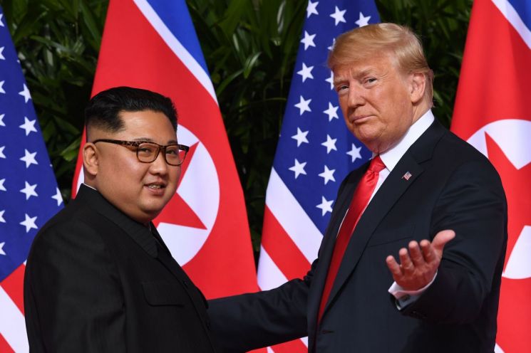 도널드 트럼프 미국 대통령(오른쪽)과 김정은 북한 국무위원장이 싱가포르 센토사섬 카펠라 호텔에서 열린 북미 정상회담에서 대면하며 포즈를 취하고 있다. [이미지출처=연합뉴스]