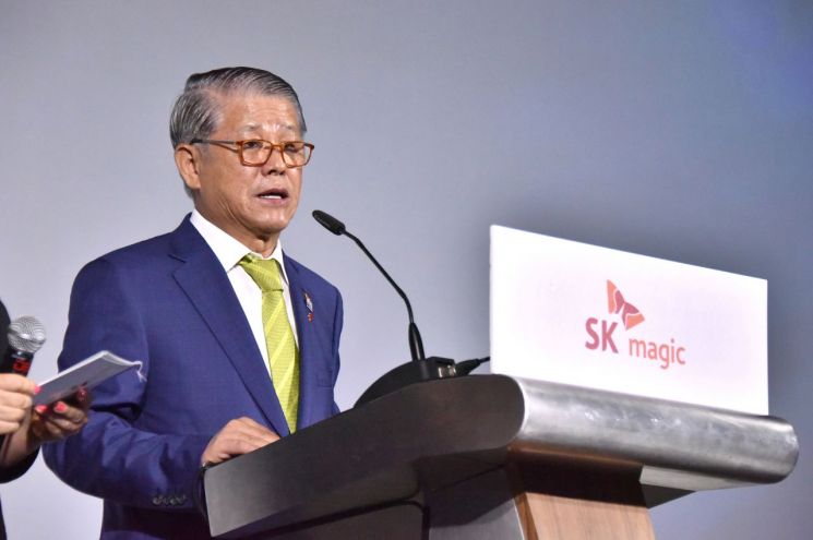 SK네트웍스는 4일 말레이시아 쿠알라룸푸르 샹그릴라 호텔에서 자사의 말레이시아 가전 판매 법인인 'SK Networks Retails Malaysia'가 판매인 발대식을 가졌다고 밝혔다. 사진은 격려사 중인 최신원 SK네트웍스 회장.