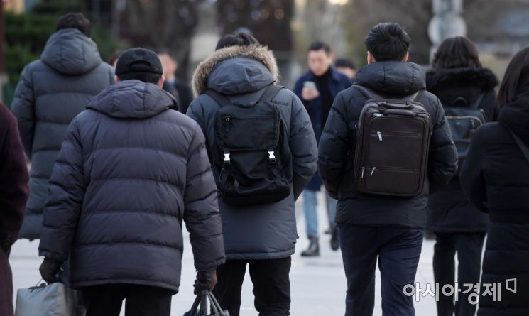 올겨울 첫 한파주의보가 내려진 5일 서울 광화문 사거리에서 두꺼운 옷을 입은 시민들이 출근길 발걸음을 옮기고 있다. /문호남 기자 munonam@