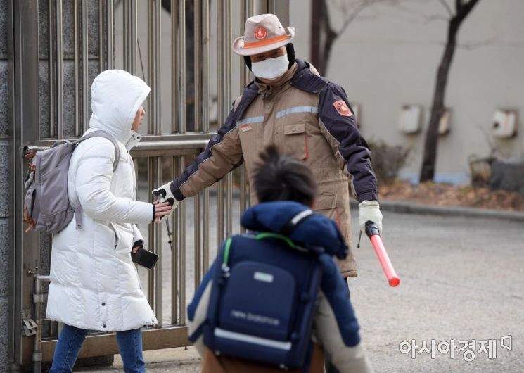 [포토]추위 속 학생들과 일일이 인사하는 보안관
