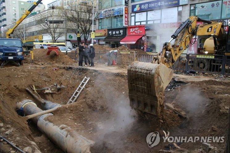 '온수관 파열 사고'…경찰, 난방공사·하청업체로 수사 확대