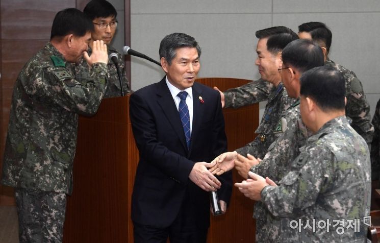 [포토] 참석자들과 인사하는 전경두 장관