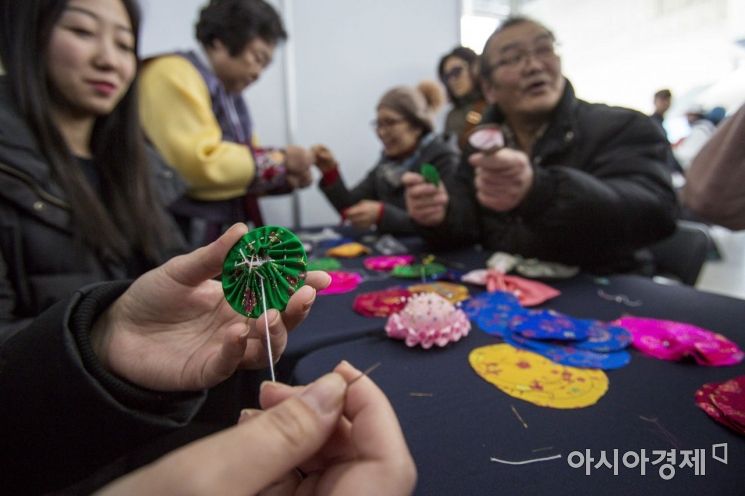 [포토] '휴대용 손거울 자수 어때요?'
