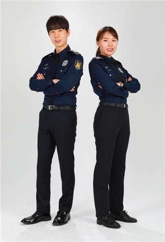 하늘색→감청색…교도관 근무복 18년만에 변경