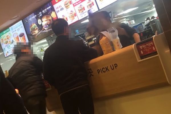 ‘연신내 맥도날드’ 갑질 논란…직원 얼굴에 햄버거 집어 던져