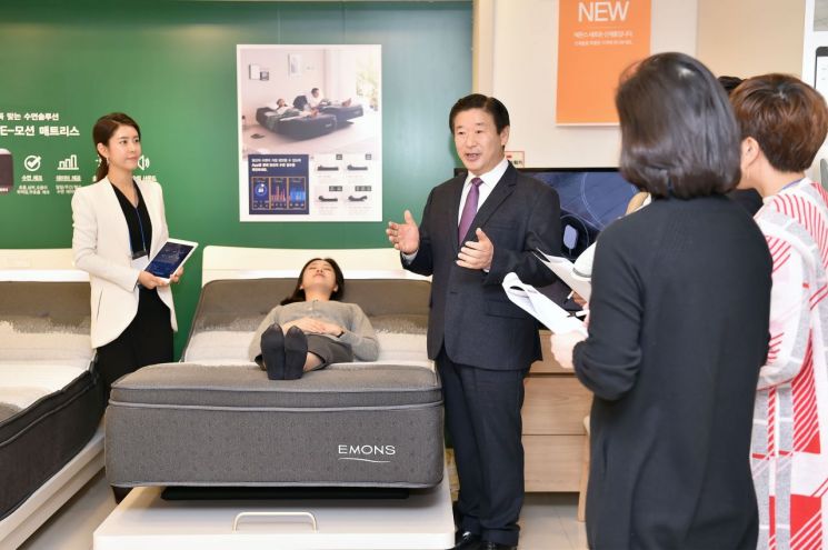 김경수 에몬스 회장이 5일 인천 남동공단 본사에서 열린 트렌드 콘셉트 발표회에서 대리점주들에게 제품 설명을 하고 있다.