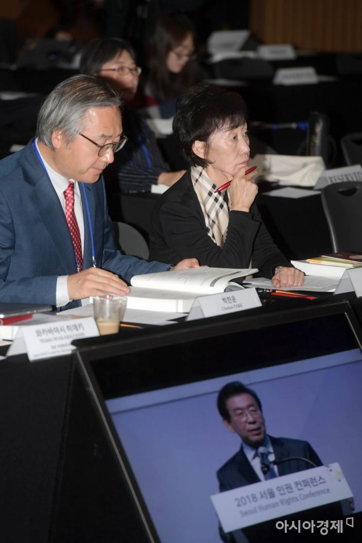 포토]박원순 시장 발언 듣는 최영애 위원장 - 아시아경제