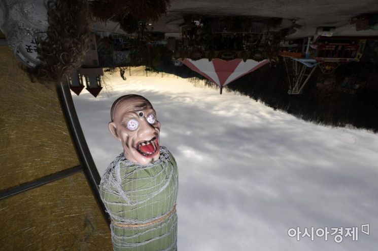 출사객들의 단골 코스로 변한 용마랜드에 할로윈 기념 조형물이 설치돼 있다. /문호남 기자 munonam@