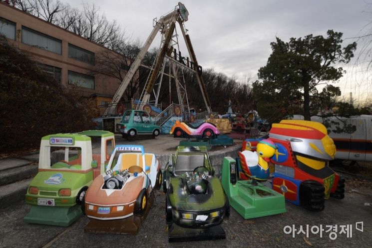 ‘골라 타세요’ 시간이 멈춘 곳. 폐장 당시 놀이기구들이 그대로 보존돼 있다. /문호남 기자 munonam@