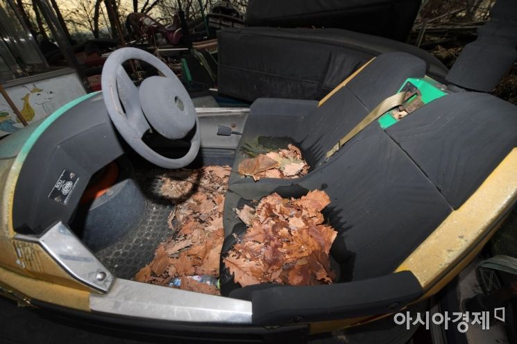 범퍼카 의자 위에 언제부터 쌓였는지 모를 낙엽. /문호남 기자 munonam@