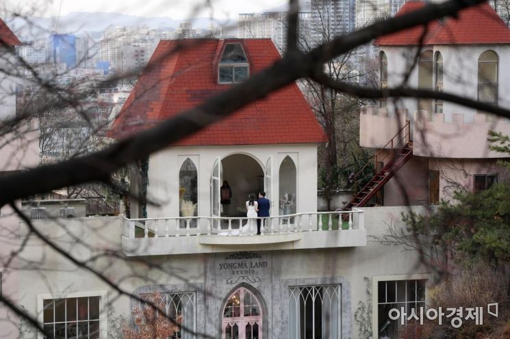 용마랜드 한 쪽에는 신랑·신부를 위한 웨딩 스튜디오가 따로 마련돼 있다. /문호남 기자 munonam@