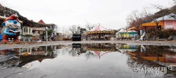 용마랜드에서 빼놓을 수 없는 촬영 장소다. 관계자는 이곳 반영사진을 위해 회전목마 앞 웅덩이에 물을 계속 채워 넣는다고 한다. /문호남 기자 munonam@