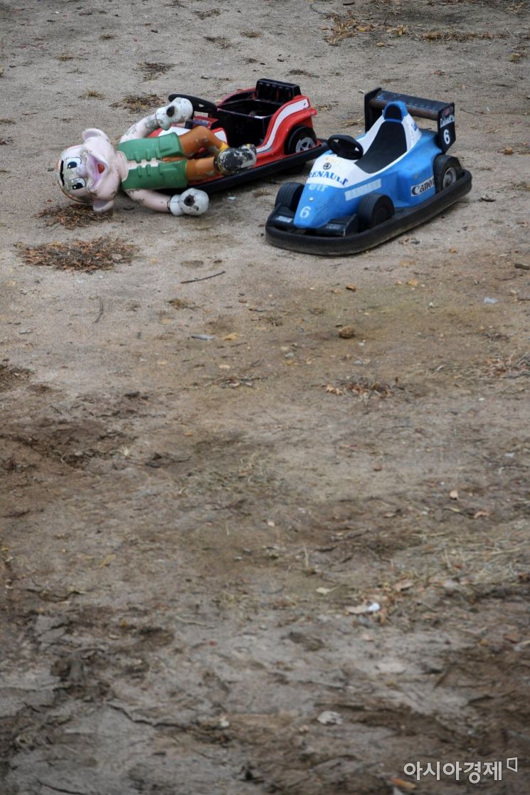 놀이기구들이 흙바닥에 나뒹굴고 있다. 용마랜드엔 인위적이지 않은 ‘날 것의 멋’이 있다. /문호남 기자 munonam@
