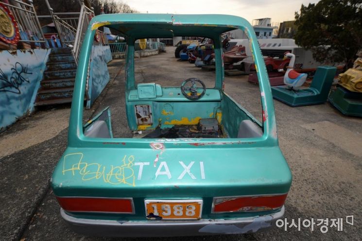 ‘응답하라 1988’ 그 시절 택시를 재현한 놀이기구가 보존돼 있다. /문호남 기자 munonam@
