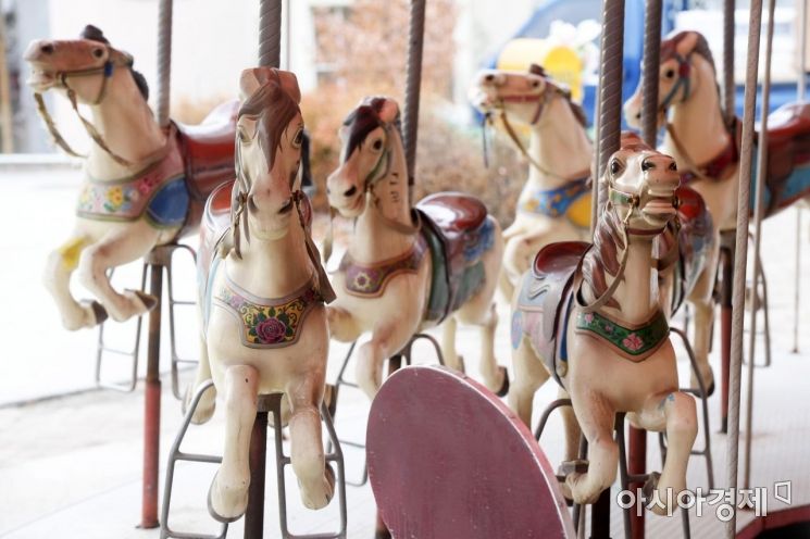 한때 아름다운 음악과 함께 빙글빙글 돌아가면서 아이들의 사랑을 듬뿍 받았을 회전목마가 멈춰 있다. /문호남 기자 munonam@