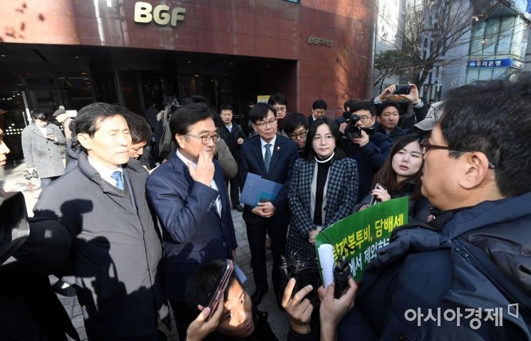김상조 공정거래위원장이 우원식 의원 등 더불어민주당 을지로위 의원들과 6일 서울 강남구 BGF리테일 본사 앞에서 농성중인 CU편의점 업주들과 만나 대화하고 있다./김현민 기자 kimhyun81@