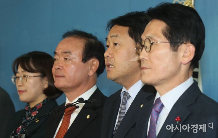 [포토] 민주-한국당, 예산안 합의 항의하는 야3당