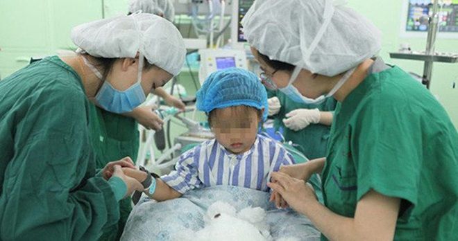 중국 산둥성의 3세 소녀가 유방암 수술을 마치고 세계 최연소 유방암 생존자에 이름을 올려 화제가 되고 있다. 사진 = Weibo