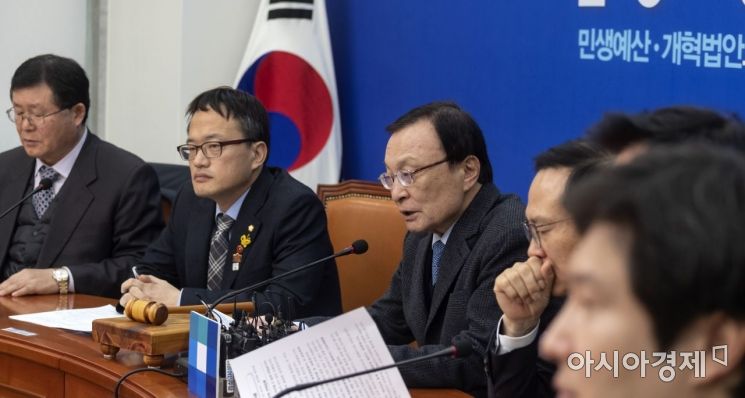 이해찬 더불어민주당 당대표(왼쪽에서 세번째)와 박주민 최고위원(왼쪽에서 두번째)