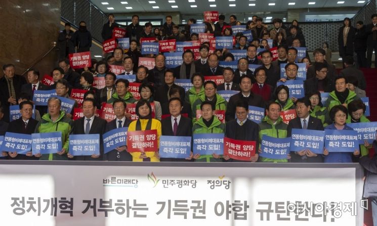 ‘칼날 위의 협치’ 홍영표-김성태, 노동의 추억