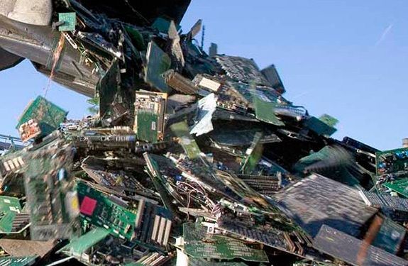각 나라들이 법제 정비 등을 통해 전자쓰레기 회수나 재활용을 위해 더욱 노력해야 합니다. 호주나 뉴질랜드 등 오세아니아 국가들은 1인당 17.37㎏을 배출하면서도 회수율은 6%에 그치고 있습니다. [사진=The Global E-waste Monitor 2017]